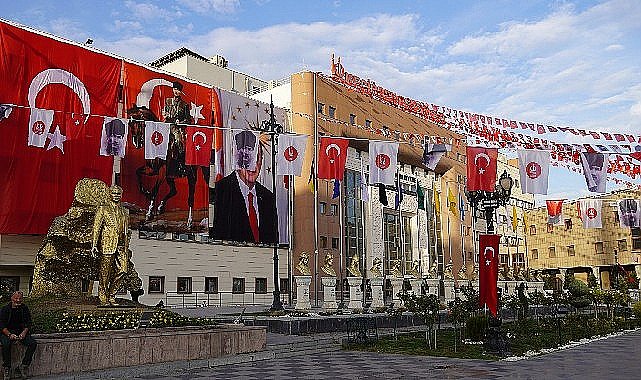 Keçiören'in cadde ve sokakları cumhuriyet'in 100.yılı kutlamaları için bayraklarla donatıldı