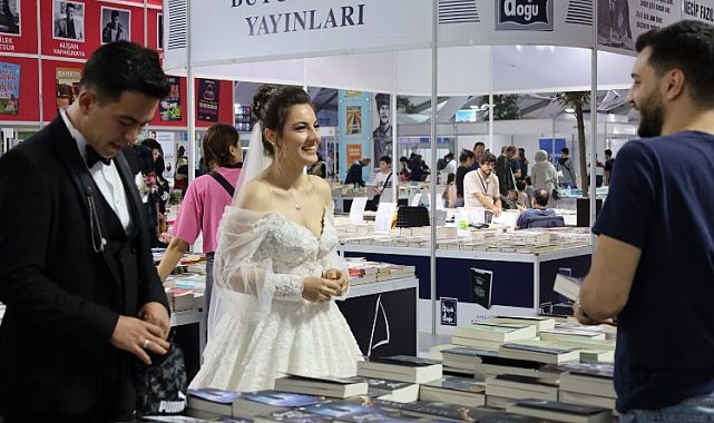 Kitap Fuarı'nda gelin damat sürprizi