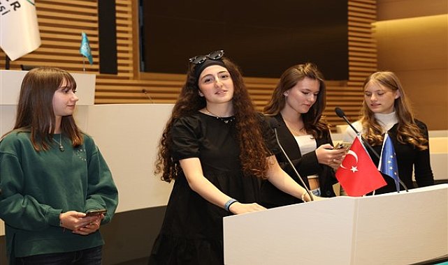 Kız çocukları Nilüfer’den dünyaya dostluk ve barış mesajı verdi