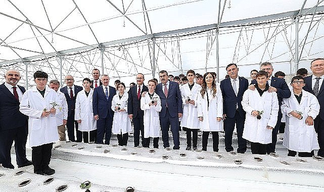 Kocaeli'de öğrenciler topraksız tarım Ar-Ge serasında çilek yetiştiriyor