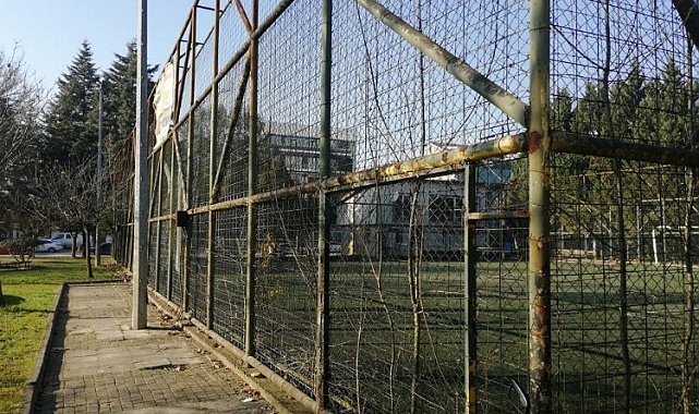 Kocaeli'de futbol sahaları elden geçiriliyor