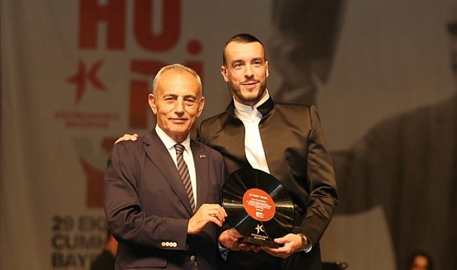 Küçükçekmece’de Cumhuriyet’in 100’üncü yılında Cem Adrian sahne aldı