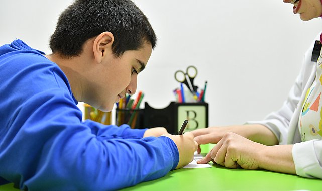 Otizimli genç belediyeden aldığı eğitimle gelişme gösterdi