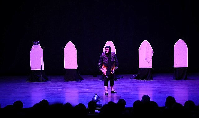 şehir tiyatroları cumhuriyetin 100.yılında ANADOLU KADINLARI oyunuyla perdelerini açtı