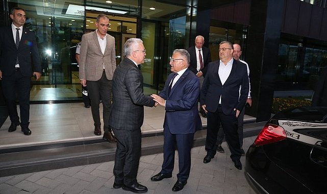 Sivas Valisi'nden Memduh Büyükkılıç'a ziyaret