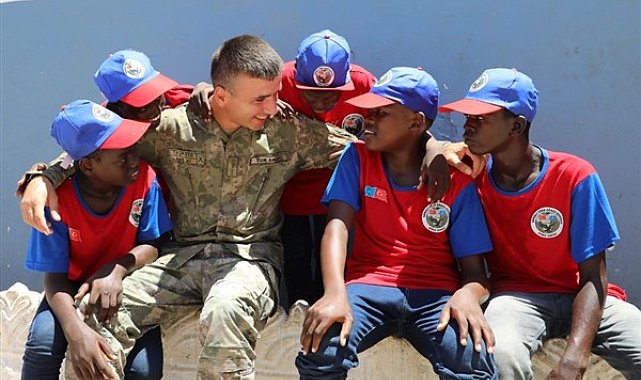 Somali Türk Görev Kuvveti Komutanlığı, kışla yakınındaki yetimhaneyi ziyaret etti