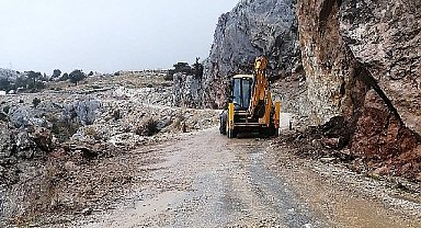 Antalya Büyükşehir ekipleri kapanan yolları açıyor