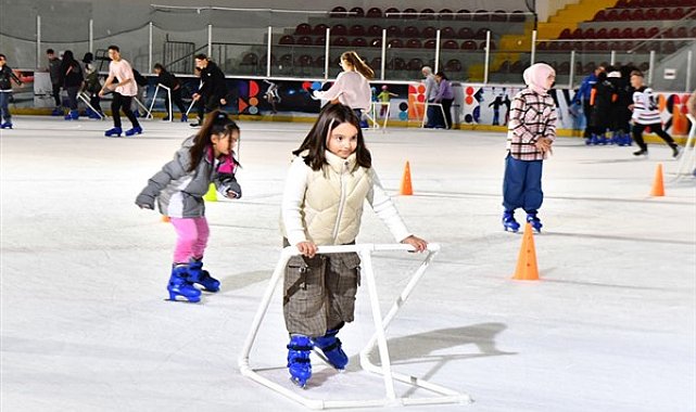 Aşık Veysel Buz Sporları Salonu’nda tatil yoğunluğu