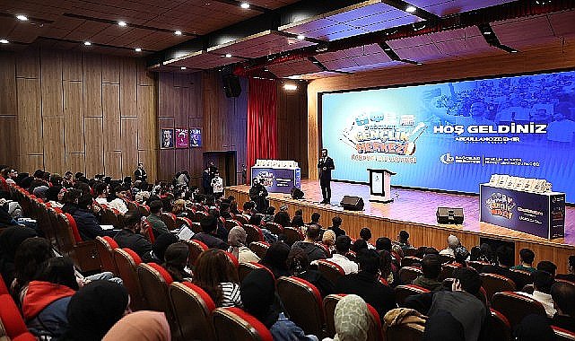 Bağcılar Belediyesi'nden üniversiteye hazırlanan öğrencilere kitap desteği