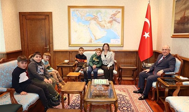 Bakan Güler, Atatürk’e saygı nöbeti tutan Iğdırlı çocukları ağırladı