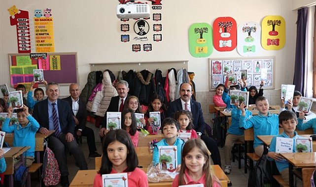 Başkan Altay “Başarmaya Hazırım” projesinde öğrencilere hikaye kitabı dağıttı