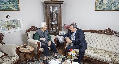 Başkan Batur, 24 Kasım'da yine öğretmeninin yanında