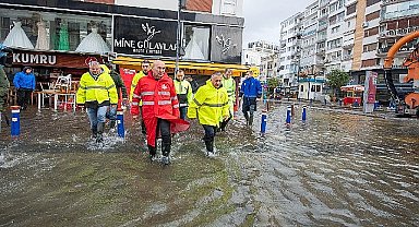 Başkan Soyer, deniz kabarmasının tsunami etkisi yarattığı Kordon'da
