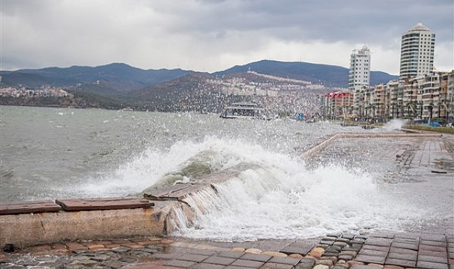 Başkan Soyer, deniz seviyesinin yükseldiği Kordon’da incelemelerde bulundu