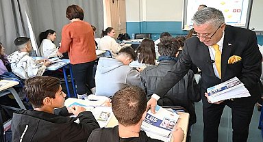 Başkan Topaloğlu'ndan öğrencilere ücretsiz LGS soru bankası kitabı