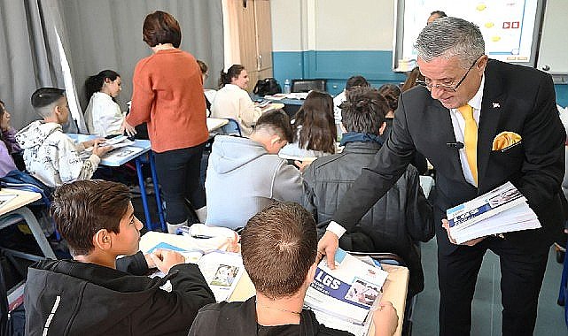 Başkan Topaloğlu'ndan öğrencilere ücretsiz LGS soru bankası kitabı