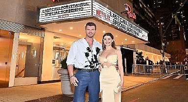 Başrollerini Kıvanç Tatlıtuğ ve Beren Saat'in paylaştığı yeni Netflix filmi İstanbul İçin Son Çağrı'nın özel gösterimi New York'ta gerçekleşti