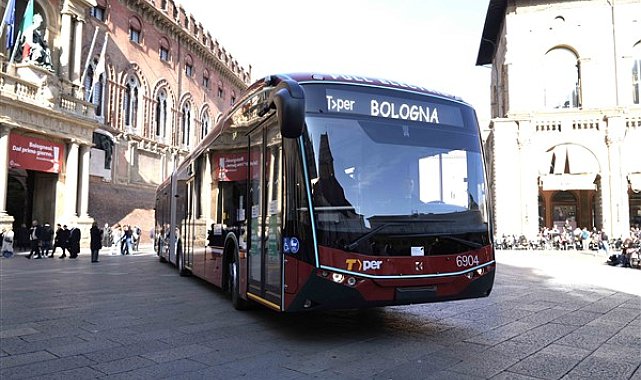 Bologna'ya 18 metrelik elektrikli otobüsler teslim edildi