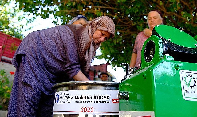 Büyükşehir'den Serik'e salça ve hamur yoğurma makinesi desteği