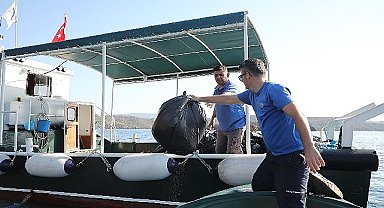 Büyükşehir Gökova Körfezi'nden Günlük 3 Bin 420 Kg. Çöp Topladı