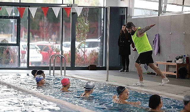 Çankaya'nın ilk kapalı yüzme havuzunda su cimlastiği ilgi görüyor
