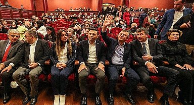 CHP lideri Özgür Özel, dünyaca ünlü soprano Pervin Chakar'ın Kadıköy'de verdiği konsere katıldı