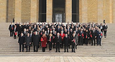 Cumhuriyet'in 88 yılına eşlik eden şişecam 88 çalışanıyla Ata'yı ziyaret etti 