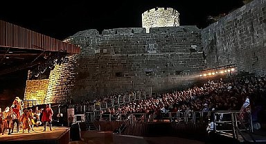 Deli Dumrul oyunu Bodrum Kalesi'nde ayakta alkışlandı