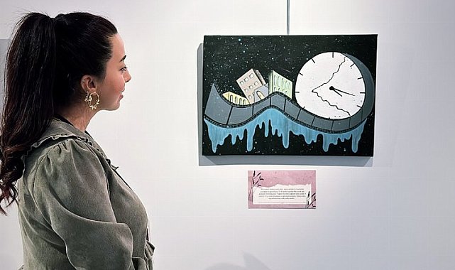 Depremden etkilenen çocuk ve ebeveynlerin resimleri bu sergide