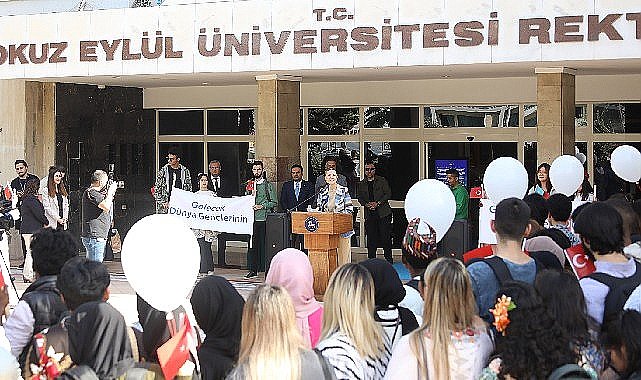 DEÜ'lü öğrenciler Filistin için barış balonları uçurdu