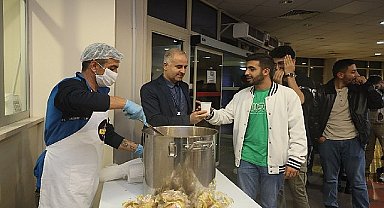 Deü'lü öğrencilere vize haftasında çorba ikramı