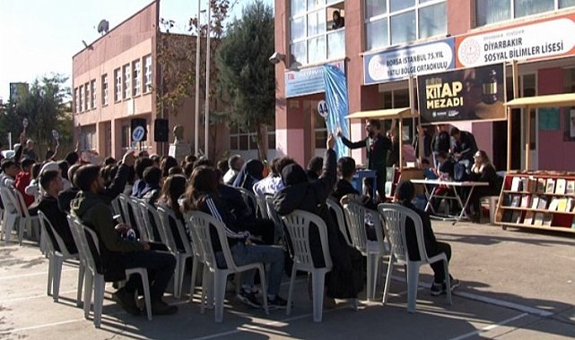 Diyarbakır'da Kitap Mezadı öğrencilerle buluştu