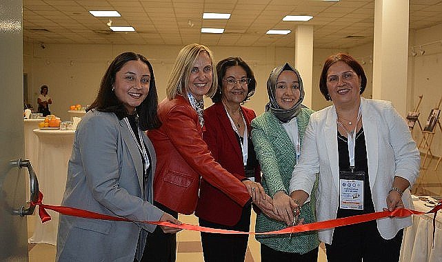 Ege Üniversitesinde ebeliğin tarihi konuşuldu
