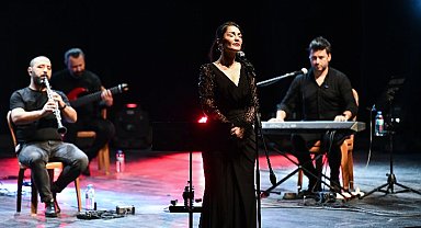 Esra Öztürk Ata'nın sevdiği şarkıları söyledi
