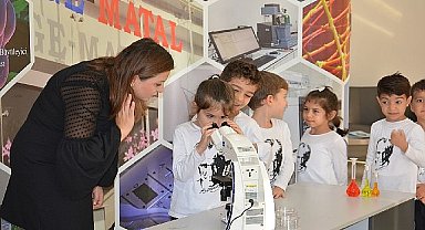 EÜ'de çocuklar mikroskobun büyülü dünyasıyla tanıştı