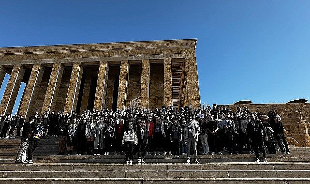 Genç İzmirliler Ata'nın huzurunda