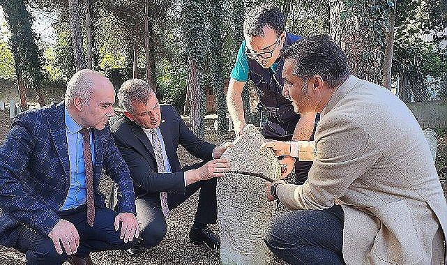 Gölcük Örcün Camisi Haziresi'ndeki Osmanlı dönemine ait mezar taşlarının koruma ve onarımı için çalışma başlatıldı.