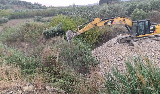 Hatay'da olası taşkınlara karşı temizlik sürüyor