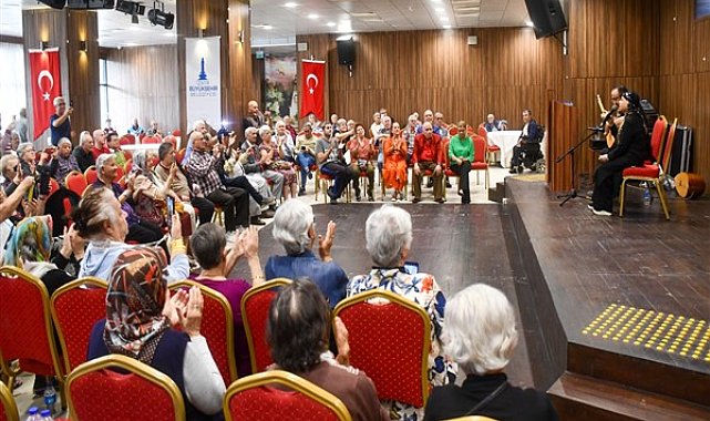 Huzurevi Bedia Akartürk’tün türküleri ile şenlendi
