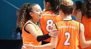 İlber Ortaylı, Eczacıbaşı Geleceğe Smaç 15. Gelişim Turnuvası'nda Geleceğin Voleybolcularıyla Bir Araya Geldi