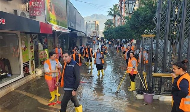 İskenderun’daki selin ardından temizlik çalışmaları devam ediyor