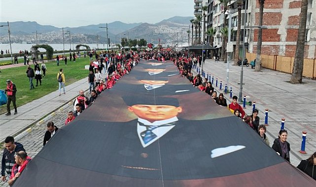 İzmir Ata’ya saygı için 350 metrelik posterle yürüdü