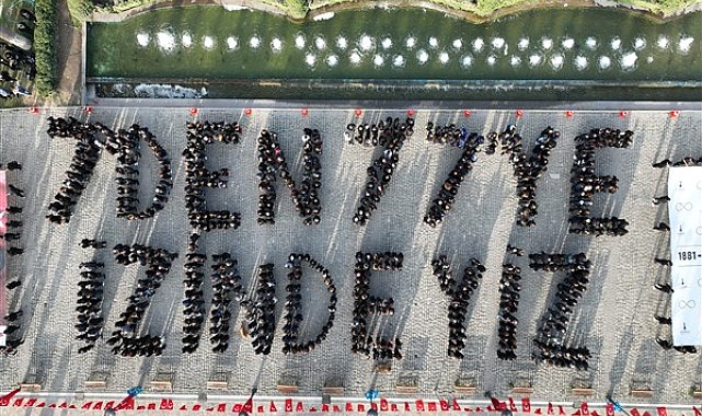 İzmir'de “7’den 77’ye İzindeyiz” koreografisi ile Atatürk anıldı