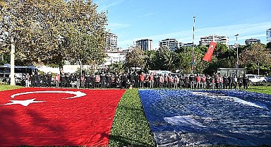 Kadıköy'de binlerce kişi Ata'ya Saygı Zinciri oluşturdu