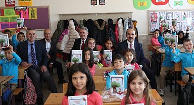 Konya'da Başkan Altay'dan 3. sınıf öğrencilerine hikaye kitabı