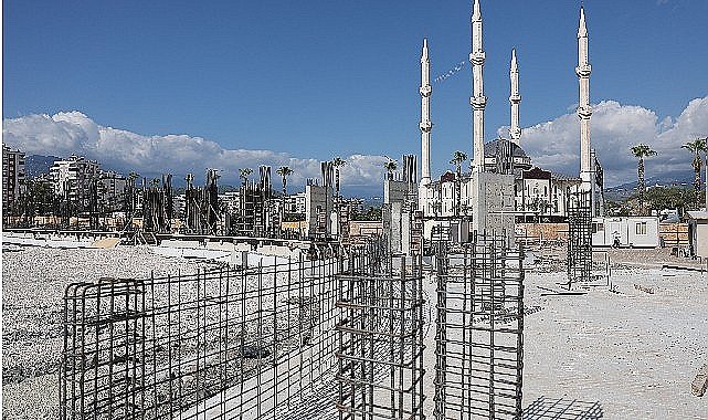 Kumluca Atatürk Stadyumu'nda çalışmalar hızla sürüyor