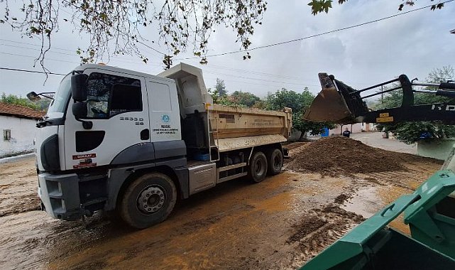 Manisa Turgutlu'da yağış sonrası yoğun mesai