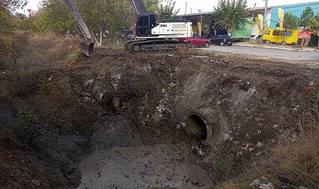 Manisa Yunusemre'de sanayinin biriktirme havuzuna temizlik