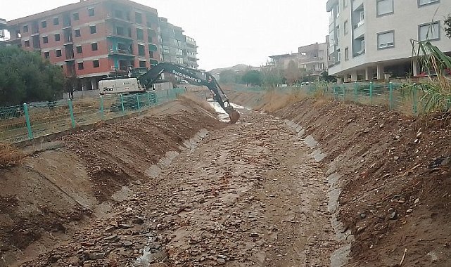 Manisa'da derelerden çıkan çöpler yine şaşırtmadı