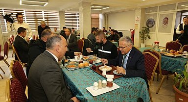 Memduh Büyükkılıç ekip arkadaşlarıyla öğle yemeği yedi